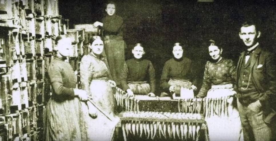 rechts im Bild: Johann Wiechmann. 2.v.r. Karoline Wiechmann 3.v.l Theodor Wiechmann. Mein Urgroßvater. rechts im Bild: Johann Wiechmann. 2.v.r. Karoline Wiechmann
3.v.l Theodor Wiechmann. Mein Urgroßvater.